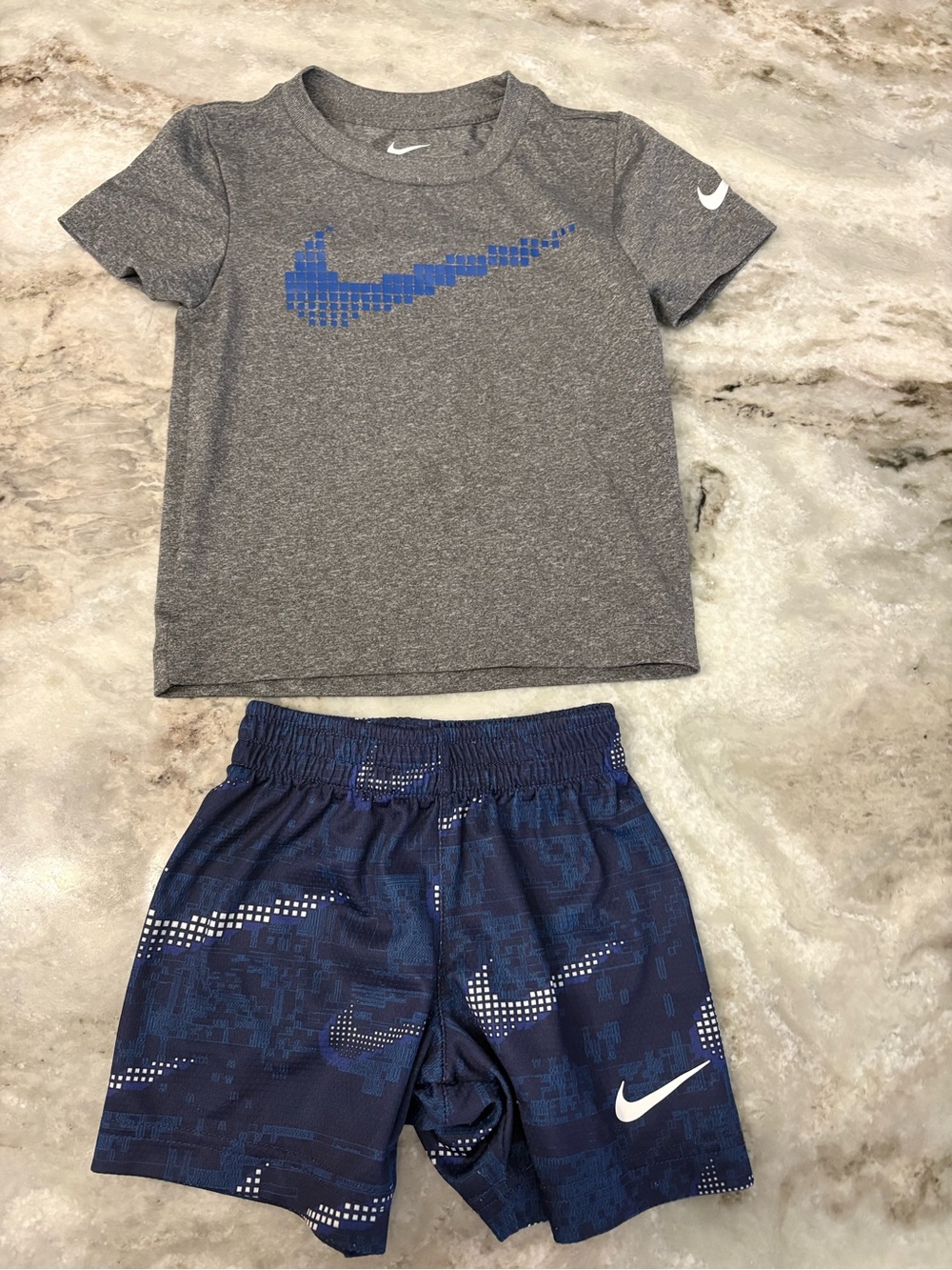 Nike Boys Gray & Navy Two-Piece Athletic Set Drifit 2T